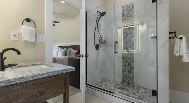 Номер Comfort Waterfront Inn