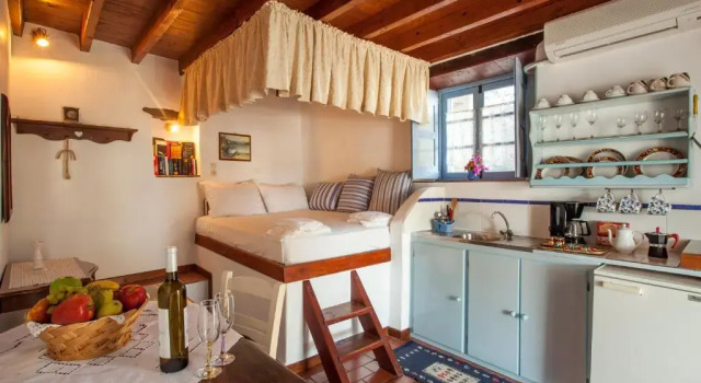 Коттедж c 1 комнатой с видом на сад Theologos Houses