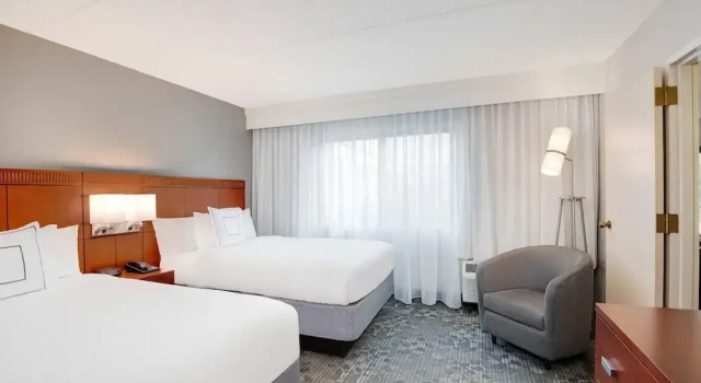 Четырёхместный люкс с балконом Courtyard by Marriott Savannah Midtown