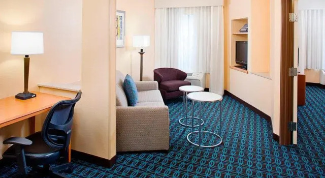 Полулюкс Fairfield Inn & Suites by Marriott Lafayette South