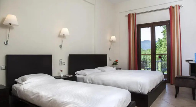 Трёхместный номер Deluxe с балконом Hotel Meteoritis