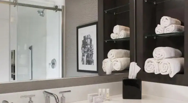 Четырёхместный люкс c 1 комнатой Courtyard by Marriott Minneapolis Downtown