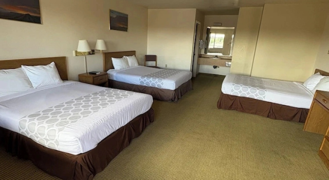 Трёхместный номер Standard с видом на горы Rodeway Inn Copper Stay Benson AZ I-10 Exit 304