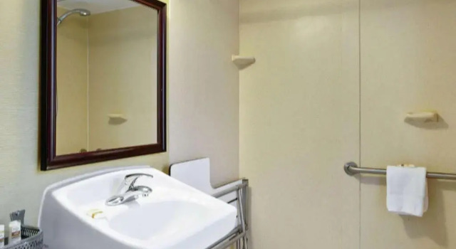 Четырёхместный номер Standard Hampton Inn Manchester Downtown