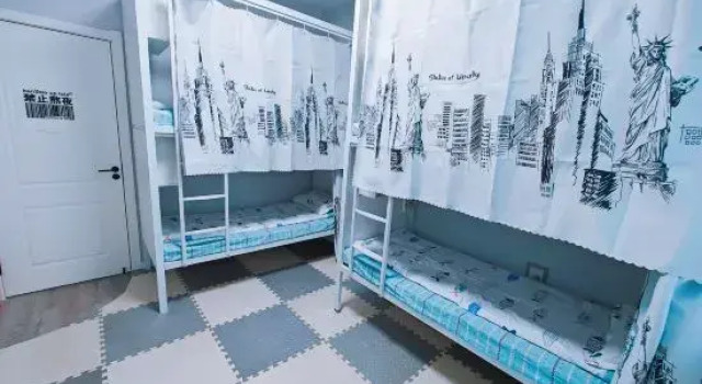 Кровать в общем номере (мужской номер) Figos Family Youth Hostel