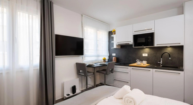 Luxury Studios & Room Five, Prenota Hotel Splitska 