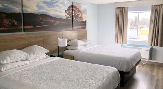 Четырёхместный номер Standard Days Inn & Suites by Wyndham Siler City