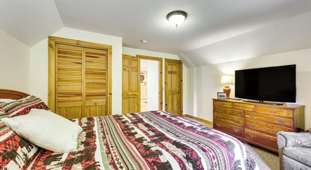 Deck & Mtn Views: Log Cabin By Snowshoe Mountain!, Book Feriehus Sommerhuse i Snowshoe, Hytte
