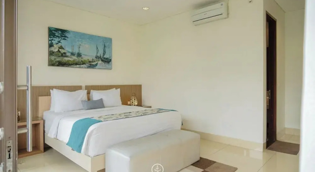 Tulip Hill View Villa 6 Bedrooms With a Private Heated Swimming Pool and a Movie Room, Book Villa Hotels in Cimenyan with a Pool, Swimming Pool