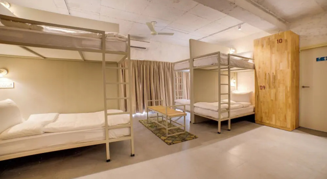 Кровать в общем номере с балконом Bedzzz Rishikesh by Leisure Hotels