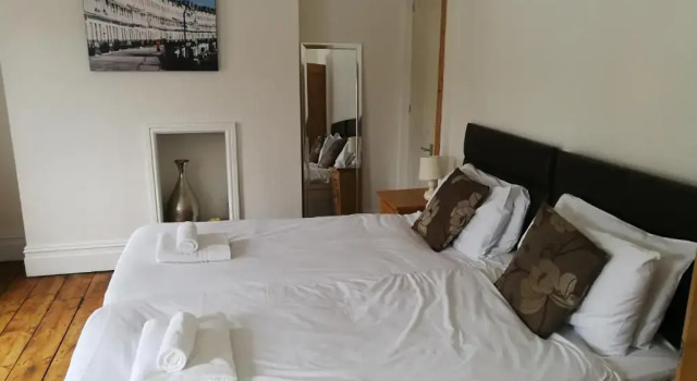 The Big Bristol House, Забронировать Дом для отпуска Виллы Бристоля, рядом с UK Bungee Club Bristol, Вилла