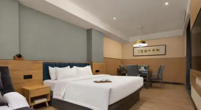 Люкс View Movie Hotel (Yueyang Food Street Shop)