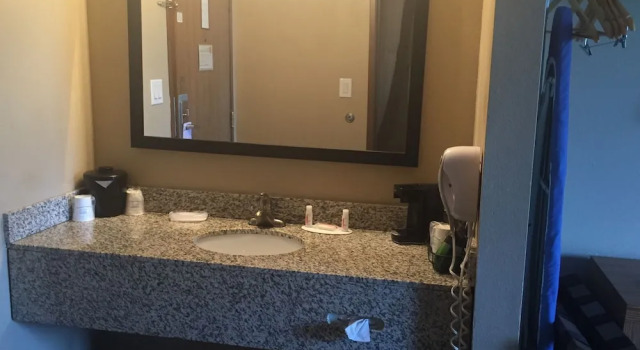 Номер Executive Super 8 by Wyndham Louisville Airport