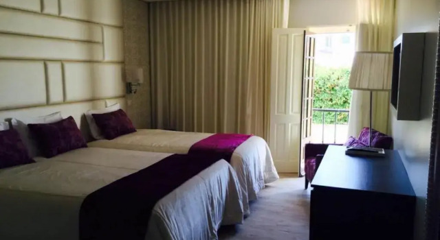 Трёхместный номер Standard Josefa D`Obidos Hotel