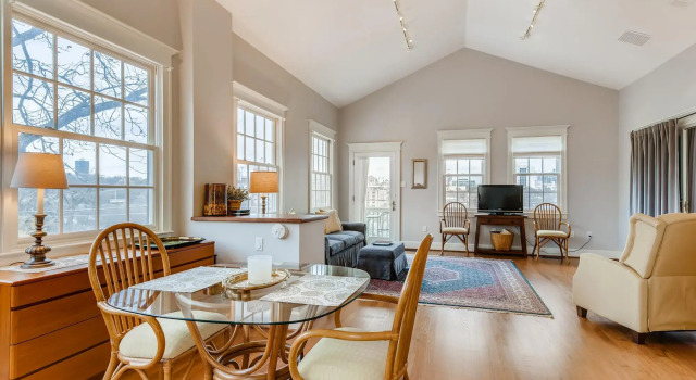 Texas Capitol Loft - 30 Day or More Rental - by PMI Austin Metro, Забронировать Отель Отели Остина с парковкой, рядом с Lamar Beach, Парковка