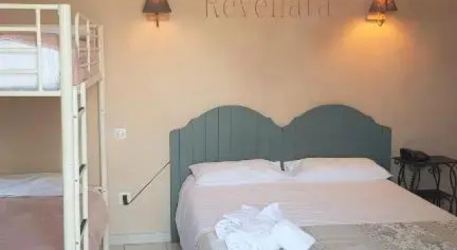Четырёхместный номер Standard с балконом и с видом на море Hôtel Restaurant le Bellevue