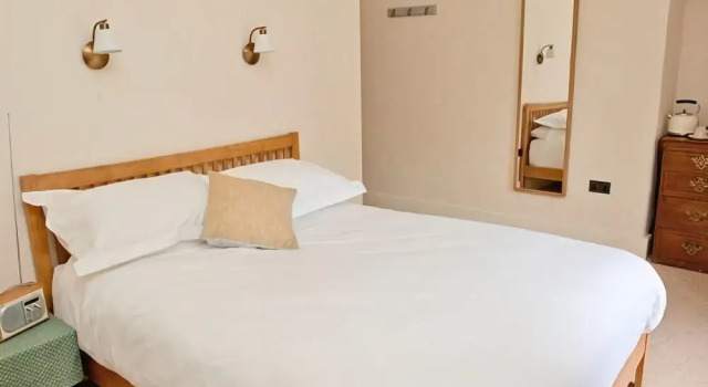 The Dolaucothi Arms, Book Hotel Llanwrda Glamorgan