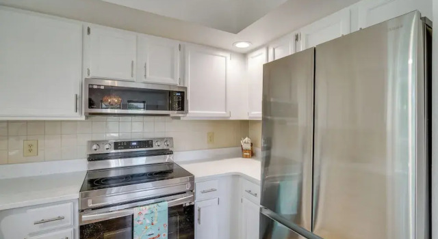 Sunny Corolla Home: Walk to Beach!