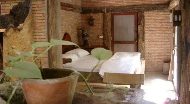 Кровать в общем номере Mom Chailai Kanchanaburi Forest Retreat Hotel