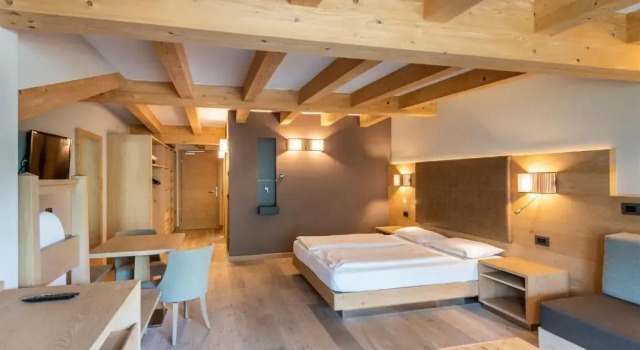 Полулюкс Design & Suite Hotel Ciarnadoi
