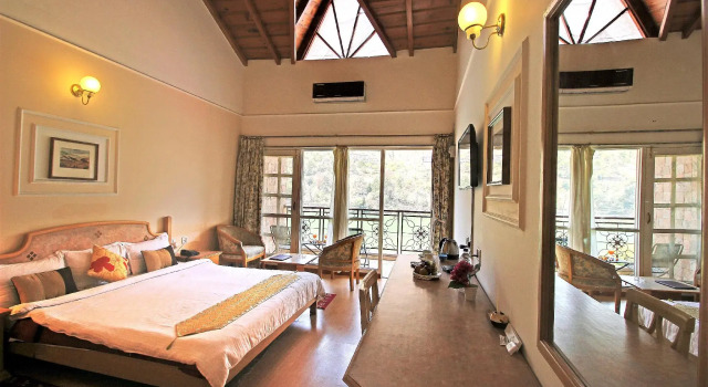 Neelesh Inn - Luxury Lake View Resort with Swimming Pool on Bhimtal Lake, Rezerwuj Hotel Hotele w Uttarakhand z basenem, Basen