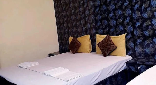 Kehkashan Huest House, Prenota Hotel Hotel a Karachi con parcheggio, Parcheggio