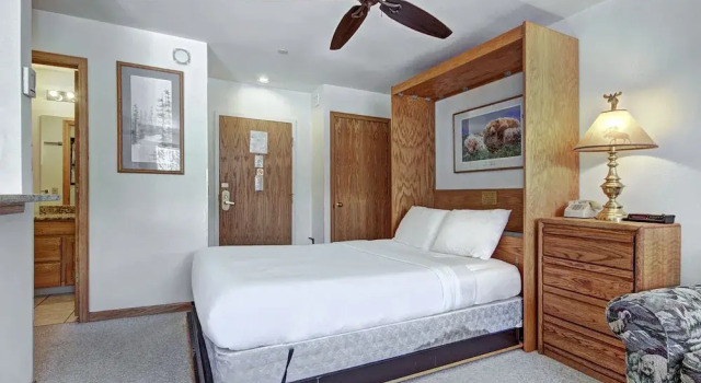 Relaxed Studio Seconds to Historic Main Street - Sleeps 4 Condo by RedAwning, Rezerwuj Apartament Hotele w Vail Ski ze śniadaniem, Śniadanie
