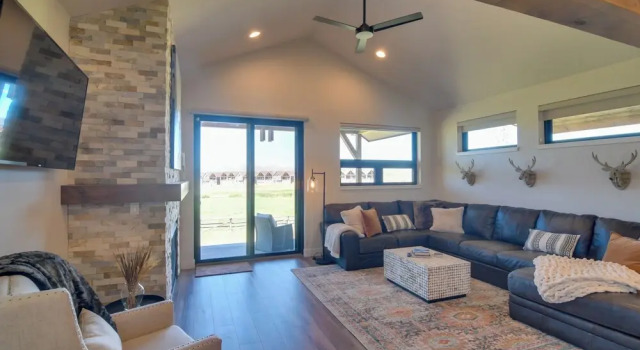 Colorado Home w/ Hot Tub! Close to Ski Resorts, Забронировать Отель Отели Грэнби 3 звезды, рядом с Гольф-клуб Grand Elk, 3*