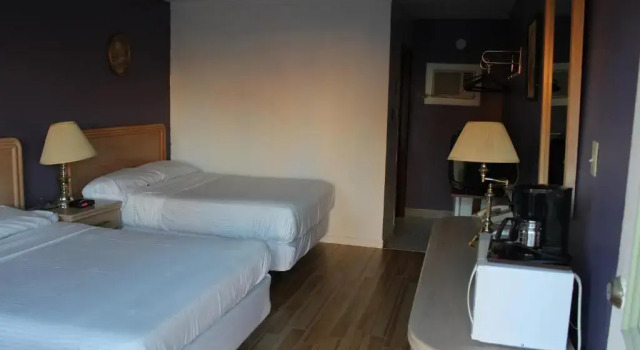 Четырёхместный номер Standard Ritz Inn Niagara