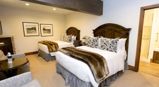 Luxury Four Bedroom Multi-Level Townhouse with Hot Tub 4 Townhouse by RedAwning, Varaa Lomakoti Deer Valley 