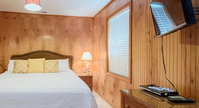 Cg Beach Bungalow #2, Забронировать Отель Норт-Миртл-Бич Миртл-Бич, рядом с Заповедник Расселл-Берджесс-Костал