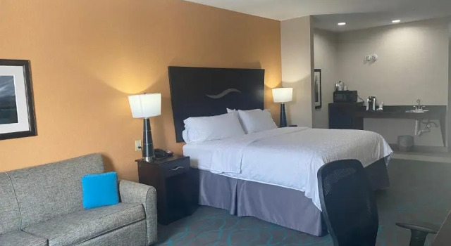 Люкс Holiday Inn Express Hotel and Suites Fort Stockton by IHG