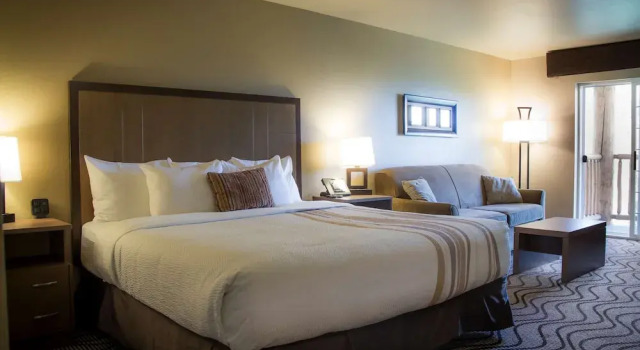 Двухместный люкс с видом на реку Best Western Plus Riverfront Hotel and Suites
