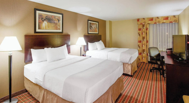 La Quinta Inn & Suites Pittsburgh North - McKnight, 预订 酒店 匹兹堡 宾夕法尼亚州