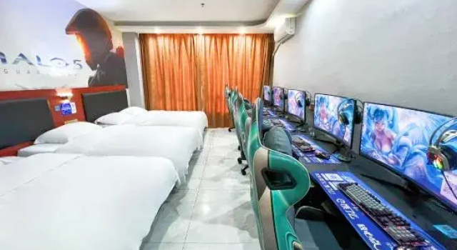 Кровать в общем номере Fangchenggang Gangkou Cloud E-sports Homestay (Lotte Garden Pedestrian Street)