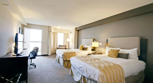 Четырёхместный номер Standard с красивым видом из окна Coast Kamloops Hotel & Conference Centre