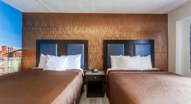 Четырёхместный номер Standard Travelodge by Wyndham South Hackensack