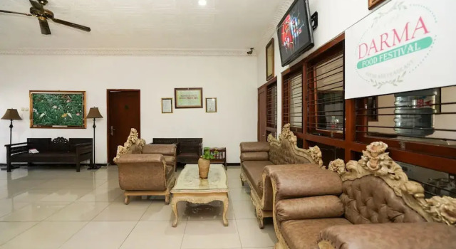 Penginapan Darma II by Oyo Rooms, Book Hotel Hoteller i Tambaksari med parkering, Parkering