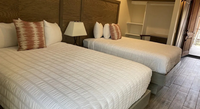 Четырёхместный номер Comfort с балконом и с красивым видом из окна Sedona Village Lodge