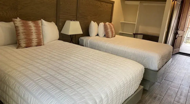 Четырёхместный номер Comfort с балконом и с красивым видом из окна Sedona Village Lodge