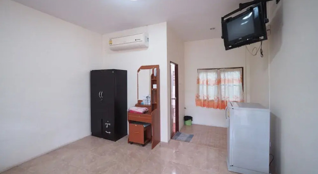 Arunroj Apartment, Забронировать Апартаменты/квартира Отели Канчанабури с парковкой, рядом с Железнодорожный вокзал Канчанабури, Парковка