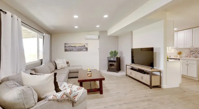 Mtn-view Home w/ Hot Tub: 8 Mi to Joshua Tree!