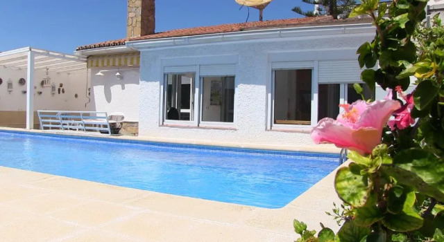 Villa Sevilla Casasol, Забронировать Вилла Коттеджи Нерха, рядом с Церковь Эль-Сальвадор, Коттедж