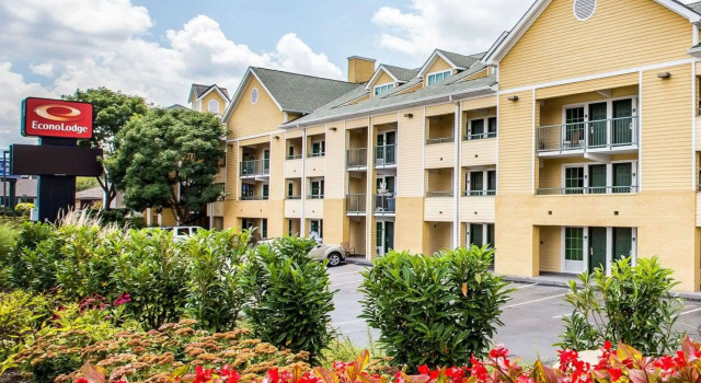 Econo Lodge Pigeon Forge Riverside, Забронировать Отель Пиджен-Фордж Great Smoky Mountains National Park, рядом с Зеркальный лабиринт Hannah's Maze of Mirrors