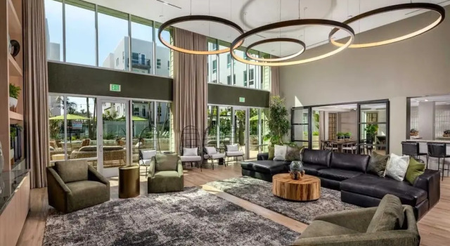 Charming 2BR Retreat Pool Gym 10min to Disneyland
