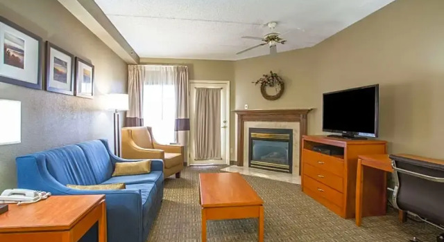 Двухместный люкс с балконом Vista Suites Near Island and Leconte Convention Center