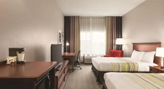 Четырёхместный номер Standard Country Inn & Suites by Radisson, Willmar, MN