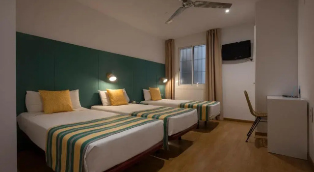 Трёхместный номер Yomo Hostal BCN Port