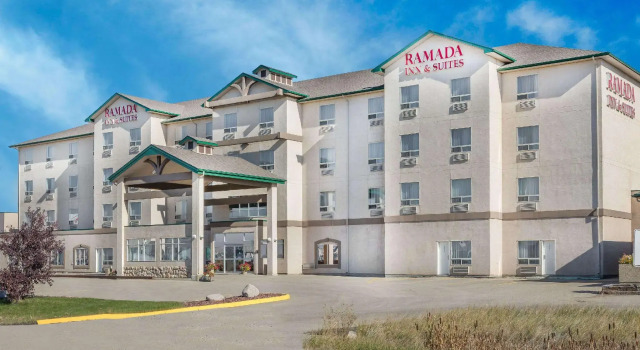 Двухместный люкс c 1 комнатой Ramada by Wyndham Clairmont/Grande Prairie