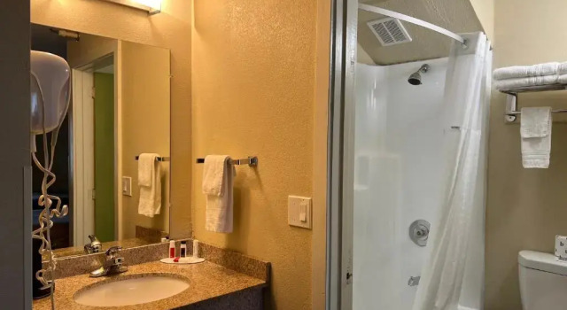 Четырёхместный номер Standard Super 8 by Wyndham Bangor